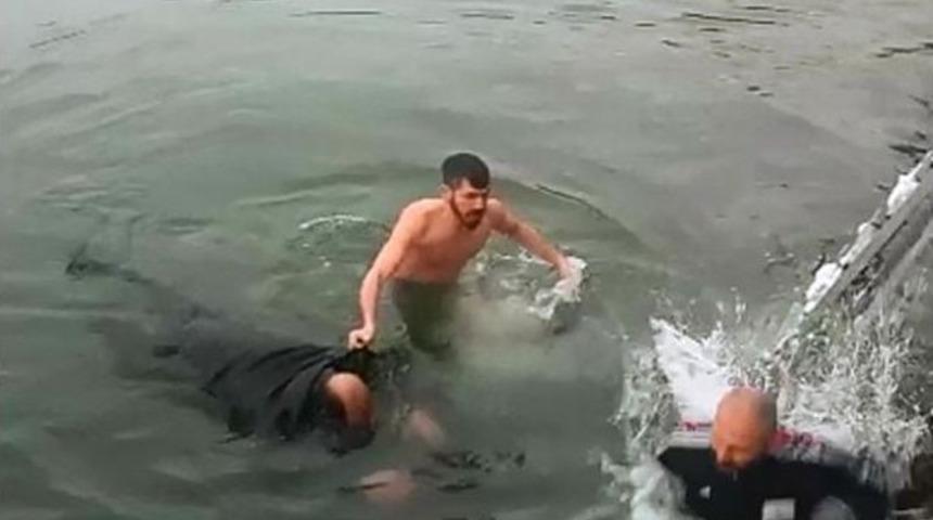 Bir Hafta İ&ccedil;inde Boğulma Tehlikesi Ge&ccedil;iren 2 Kişiyi Kurtardı