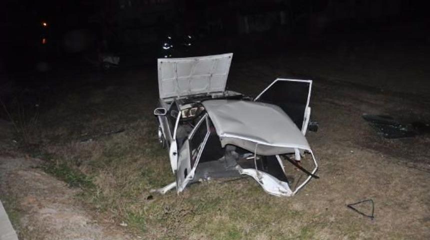 Kaza Yapan Otomobil Ikiye Ayrıldı: 3 Yaralı