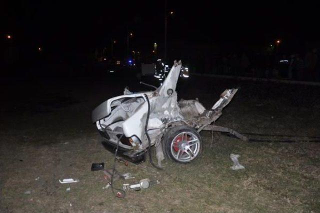 Kaza Yapan Otomobil Ikiye Ayrıldı: 3 Yaralı 1