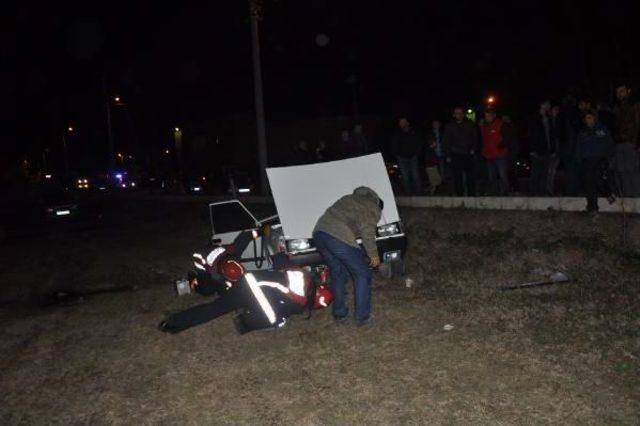 Kaza Yapan Otomobil Ikiye Ayrıldı: 3 Yaralı 2