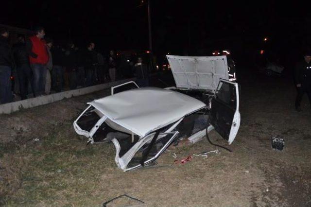 Kaza Yapan Otomobil Ikiye Ayrıldı: 3 Yaralı 3