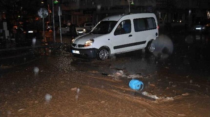 &Ccedil;anakkale&rsquo;de Etkili Olan Yağmur Su Baskınlarına Neden Oldu