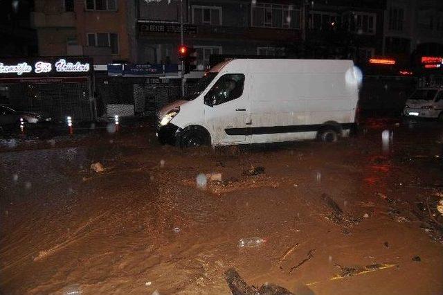 Çanakkale’de Etkili Olan Yağmur Su Baskınlarına Neden Oldu