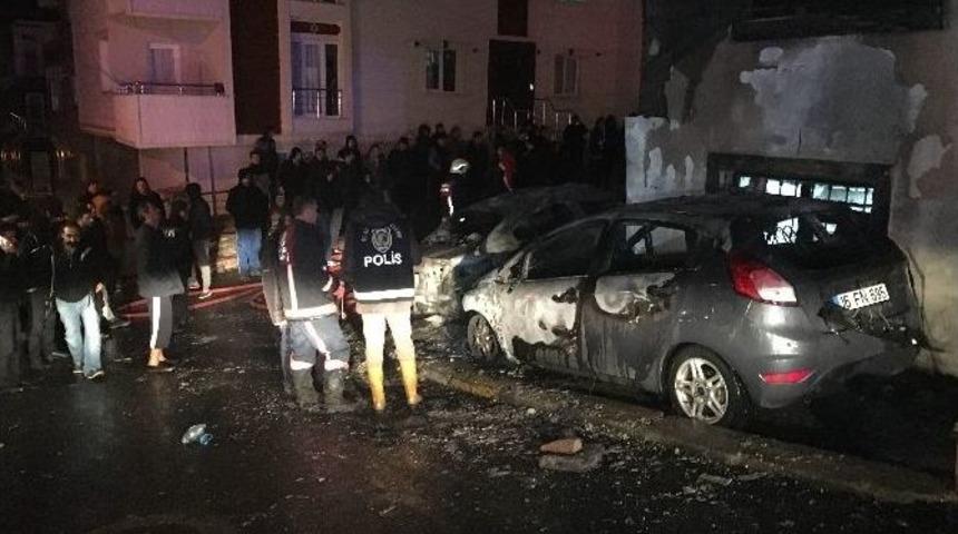Sancaktepe&rsquo;de Park Halinde Bulunan İki Otomobil Alev Alev Yandı