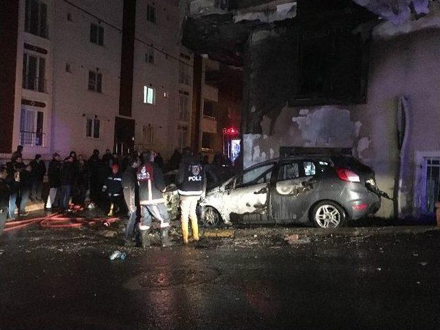 Sancaktepe&rsquo;de Park Halinde Bulunan İki Otomobil Alev Alev Yandı 1