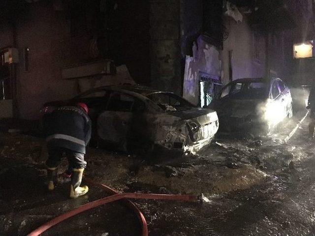 Sancaktepe&rsquo;de Park Halinde Bulunan İki Otomobil Alev Alev Yandı 2