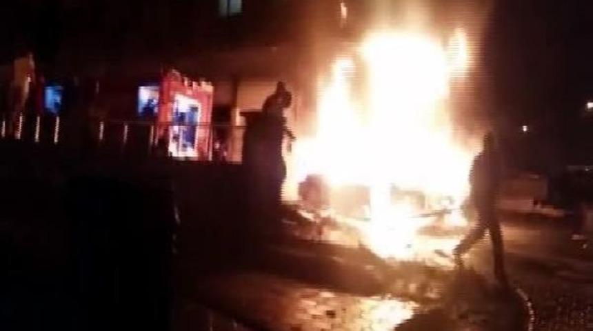 Sancaktepe'de 3 Ara&ccedil; Alev Alev Yandı