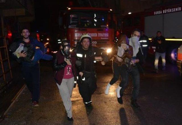 Yangın Binayı Sardı, 10'u Çocuk 17 Kişiyi Itfaiye Kurtardı