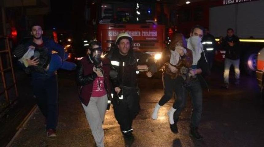 Yangın Binayı Sardı, 10'u &Ccedil;ocuk 17 Kişiyi Itfaiye Kurtardı