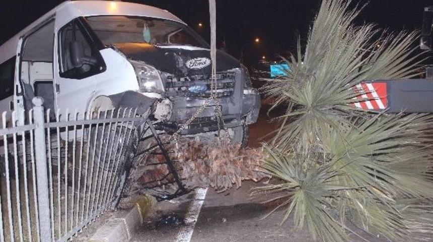 (&ouml;zel Haber) Alkoll&uuml; S&uuml;r&uuml;c&uuml; Aracıyla Birlikte Ağaca &Ccedil;ıktı: 1 Yaralı