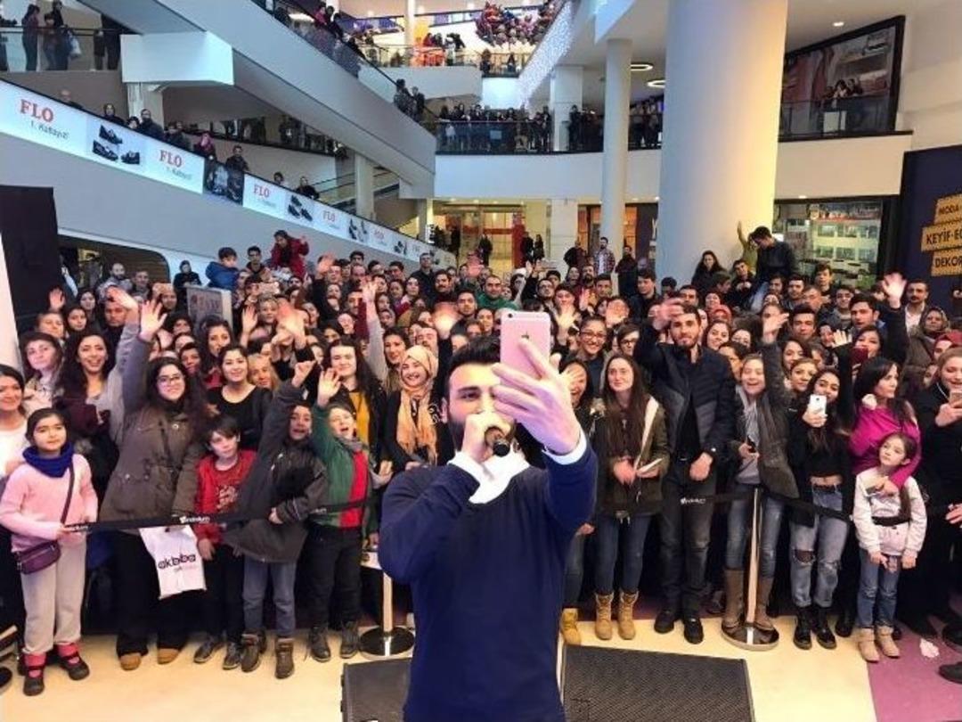 Emre Kaya, Ankara&rsquo;lı Hayranlarıyla Bir Araya Geldi