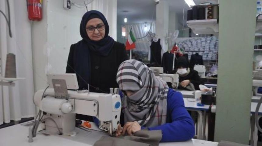 Konfeksiyon At&ouml;lyesi A&ccedil;an Suriyeli, 22 Kadına Istihdam Sağladı
