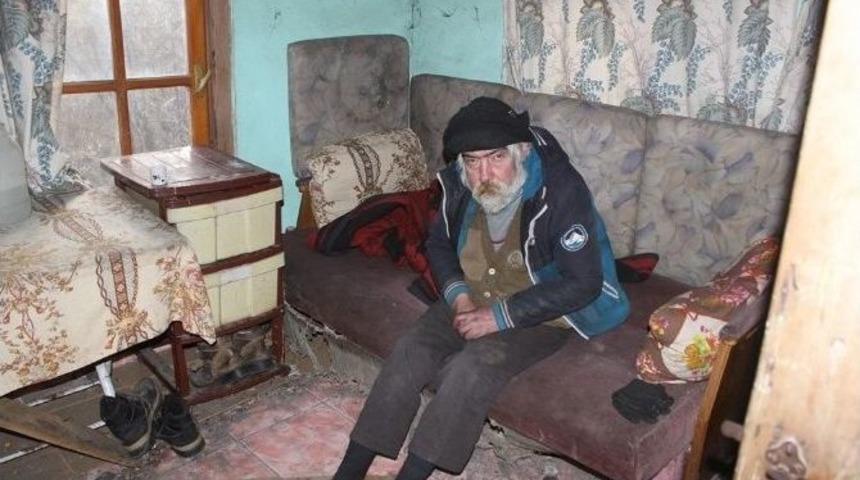 Soğukta Yaşam M&uuml;cadelesi Veren Adama Valilik Sahip &Ccedil;ıktı