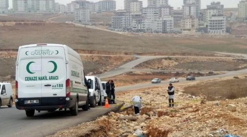 Suriyeli Şahıs &Ouml;ld&uuml;r&uuml;p Yol Kenarına Atıldı