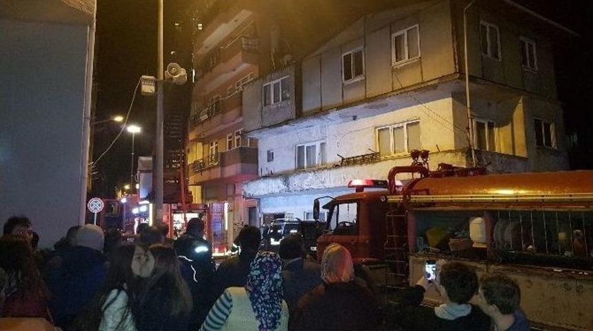 Sevgilisinin İsmini Mumlarla Yazmaya &Ccedil;alışırken Evi Yaktı