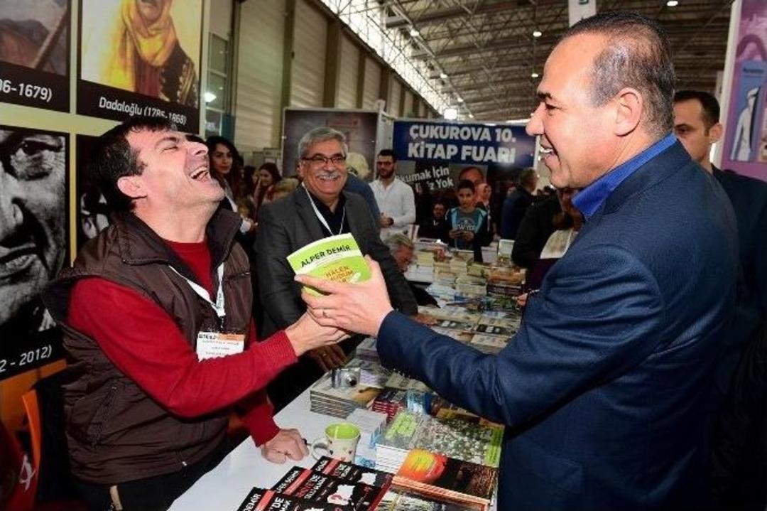 Başkan S&ouml;zl&uuml; Kitap Fuarını Gezdi