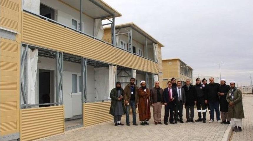 Pakistanlı Heyet, Suriyeli Yetim Çocuklara Ayakkabı Ve Giysi Dağıttı