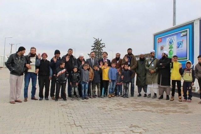 Pakistanlı Heyet, Suriyeli Yetim Çocuklara Ayakkabı Ve Giysi Dağıttı 2