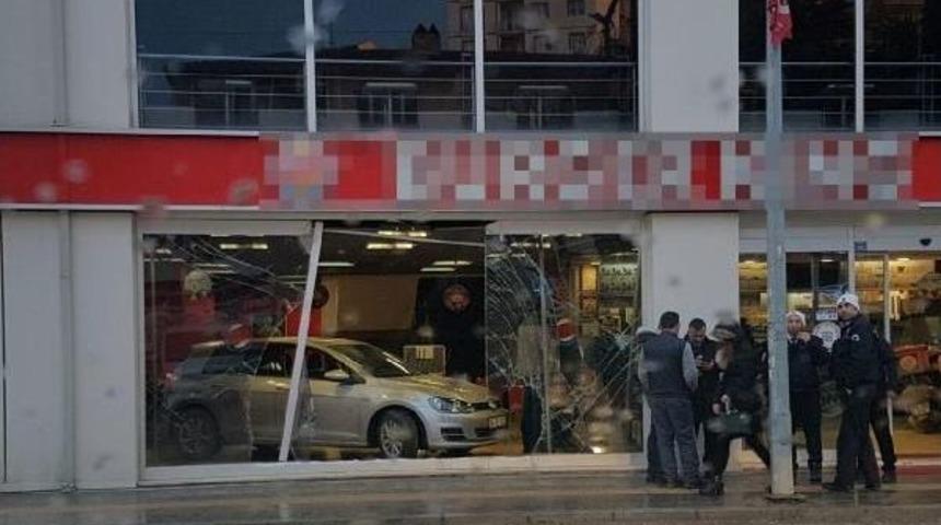 Fren Yerine Gaza Basınca Fast Food D&uuml;kkanına Girdi