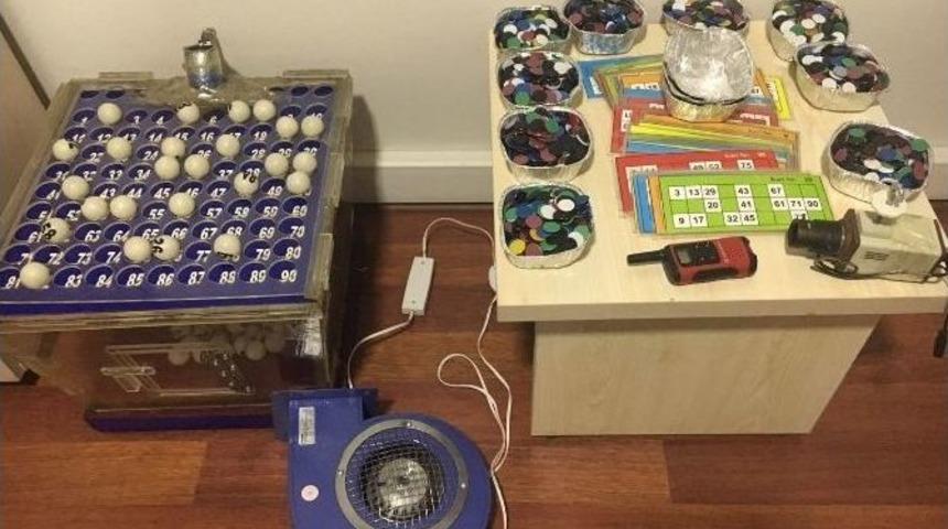 Polis M&uuml;h&uuml;rledi, Duvar &Ouml;r&uuml;p Kumar Oynamaya Devam Ettiler