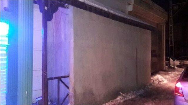 Polis Mühürledi, Duvar Örüp Kumar Oynamaya Devam Ettiler