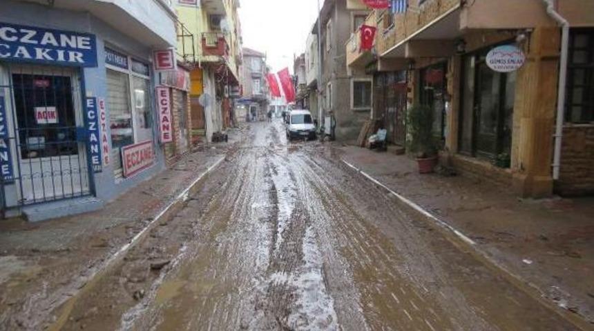 K&uuml;&ccedil;&uuml;kkuyu'daki Taşkının Bilan&ccedil;osu Ağır Oldu