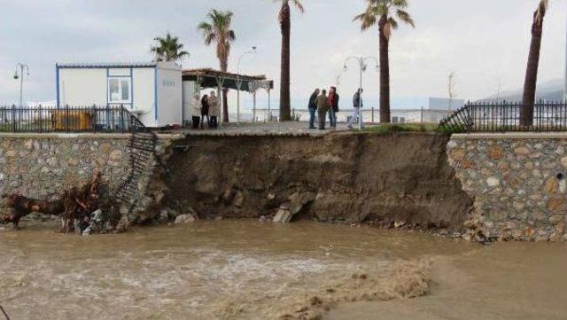 Küçükkuyu'daki Taşkının Bilançosu Ağır Oldu