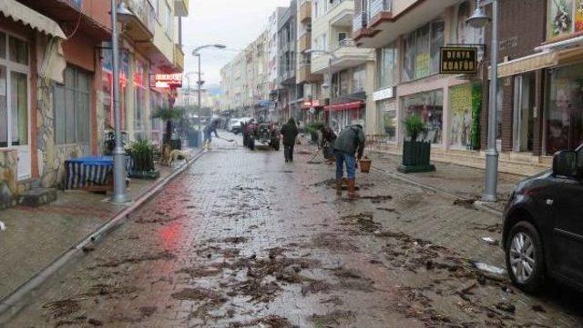 Küçükkuyu'daki Taşkının Bilançosu Ağır Oldu