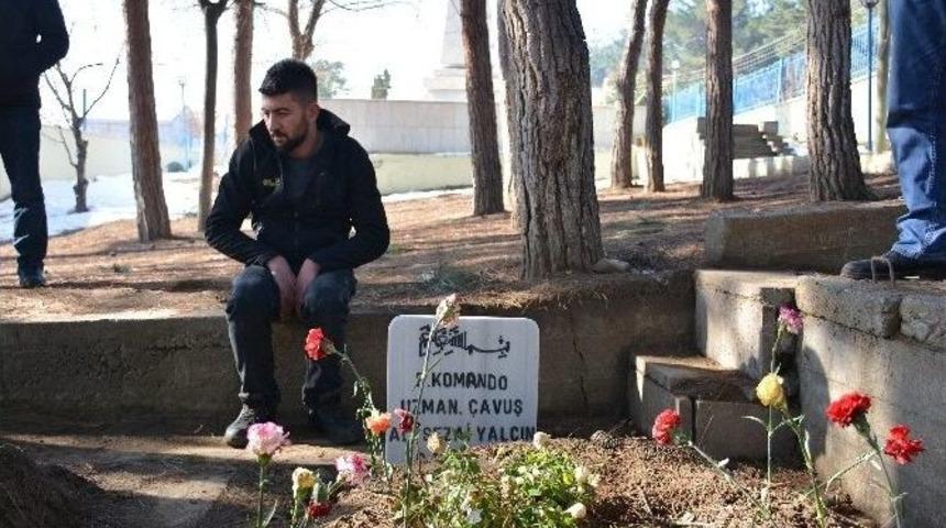 Silah Arkadaşları Şehit Piyade Uzman &Ccedil;avuş Yal&ccedil;ın&rsquo;ın Kabrini Ziyaret Etti