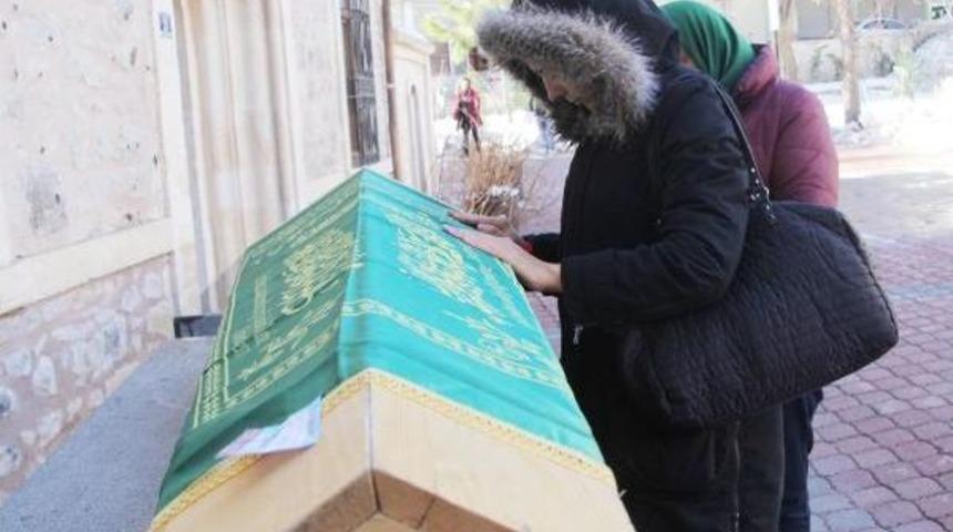 İkiz &Ccedil;ocuğundan Birini Kaybeden Anne Oğlunun Tabutuna Son Kez Dokundu
