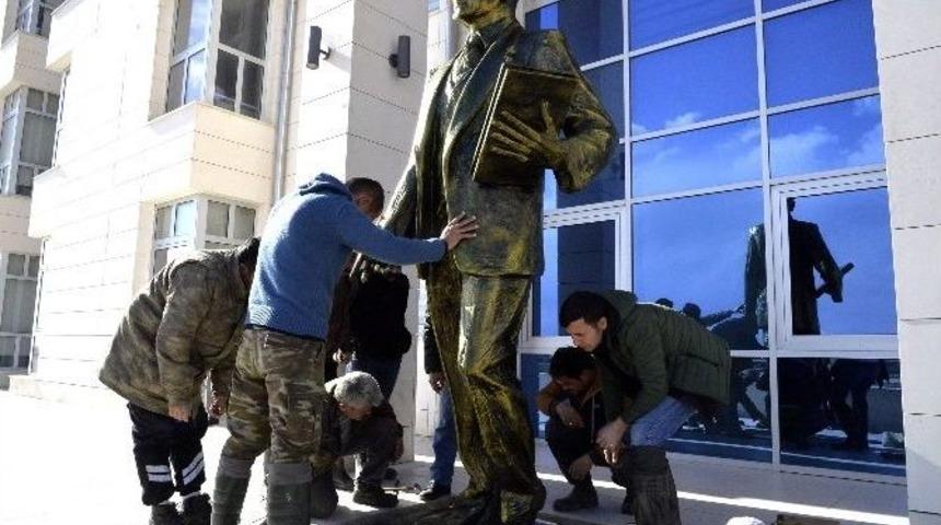 Silifke Adalet Sarayı&rsquo;na 3 Metrelik Atat&uuml;rk Anıtı