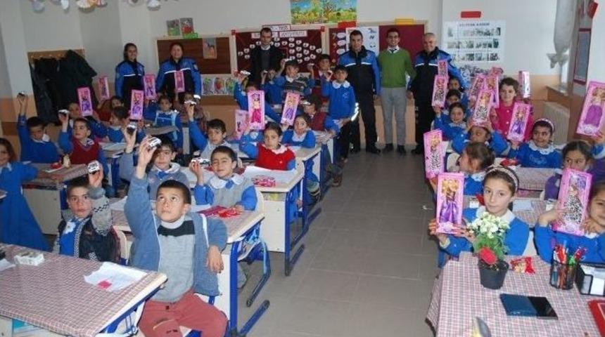 Ağrı&rsquo;da Oyuncak Silah Teslim Eden &Ccedil;ocuklara Araba Ve Bebek