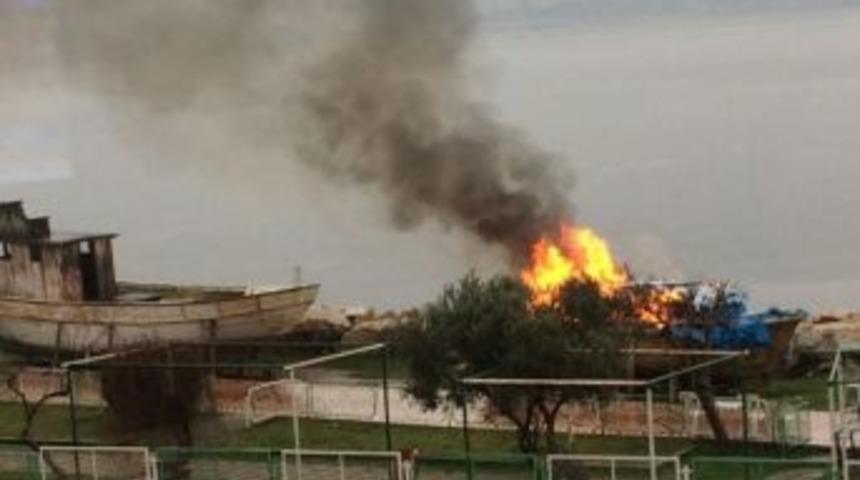 Isınmak İ&ccedil;in Girdiği Tekneyi Yaktı