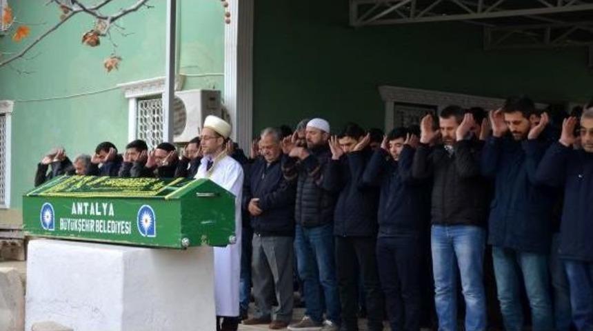 Zeytinburnu'nda &Ccedil;&ouml;ken Bina Altında &Ouml;len Mehmet Akbaş, Antalya'da Toprağa Verildi