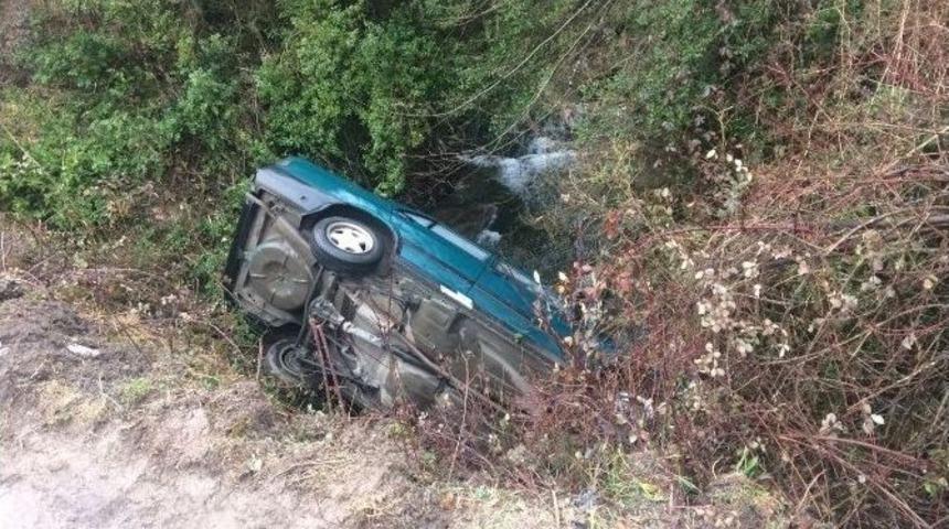 Kontrolden &Ccedil;ıkan Otomobil Dereye U&ccedil;tu