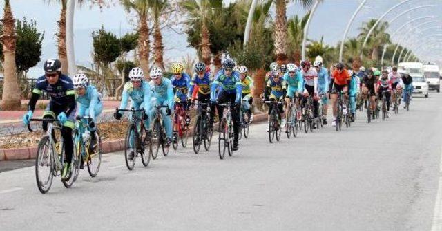 Alanya'da Yol Bisikleti Yarışı Yapıldı