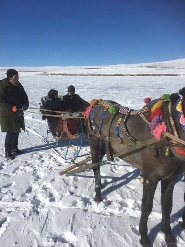 Vali Doğan, &Ccedil;ıldır G&ouml;l&uuml;&rsquo;nde Atlı Kızakla Gezdi 1