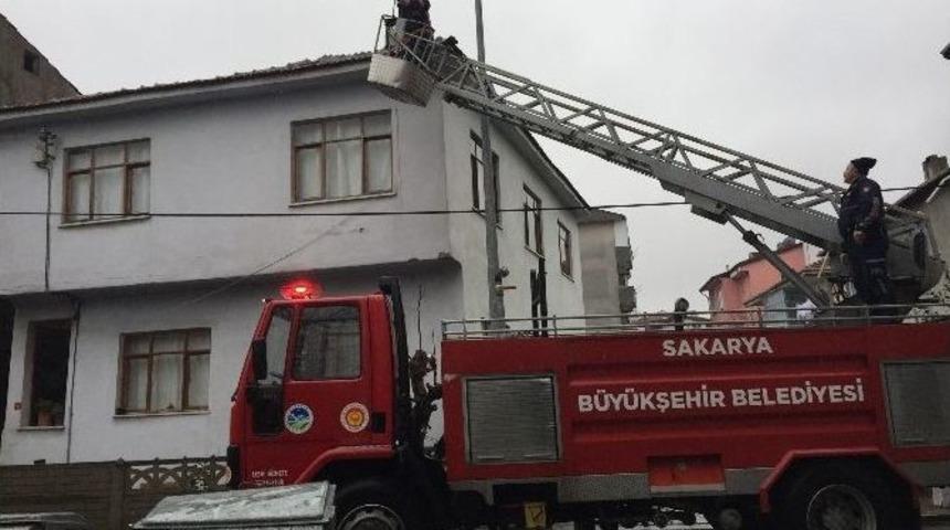 &Ccedil;atıda Mahsur Kalan Kedi İtfaiye Ekiplerince Kurtarıldı