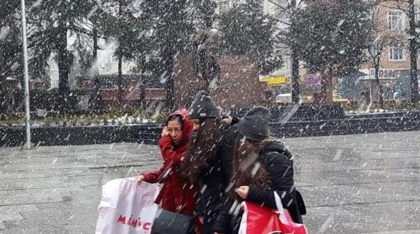 &Ccedil;orlu'da Kar Yağışı