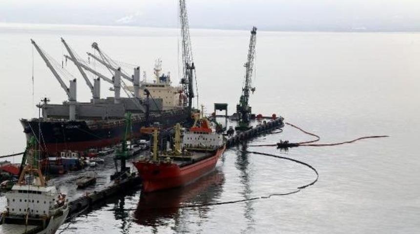 İzmit K&ouml;rfezi'nde Temizleme &Ccedil;alışmaları S&uuml;r&uuml;yor