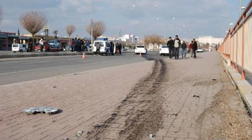 16 Yaşındaki S&uuml;r&uuml;c&uuml;n&uuml;n Otomobil Yarışı Kazayla Bitti: 3 Yaralı