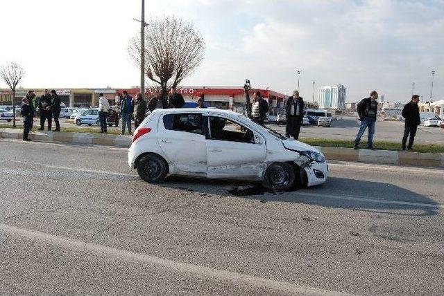 16 Yaşındaki Sürücünün Otomobil Yarışı Kazayla Bitti: 3 Yaralı