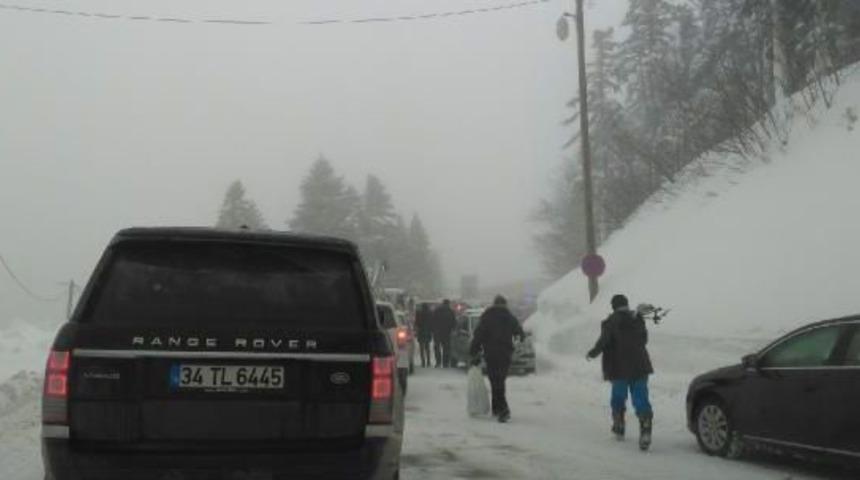 Tatilci Akını Uludağ'da Trafiği Kilitledi