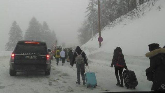 Tatilci Akını Uludağ'da Trafiği Kilitledi