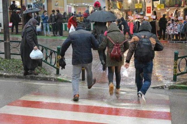 Bursa’Da Ani Bastıran Yağmur Etkili Oldu