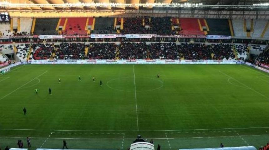 Gaziantep  Stadyumu'ndaki Ilk Ma&ccedil;ı 7000 Seyirci Izledi