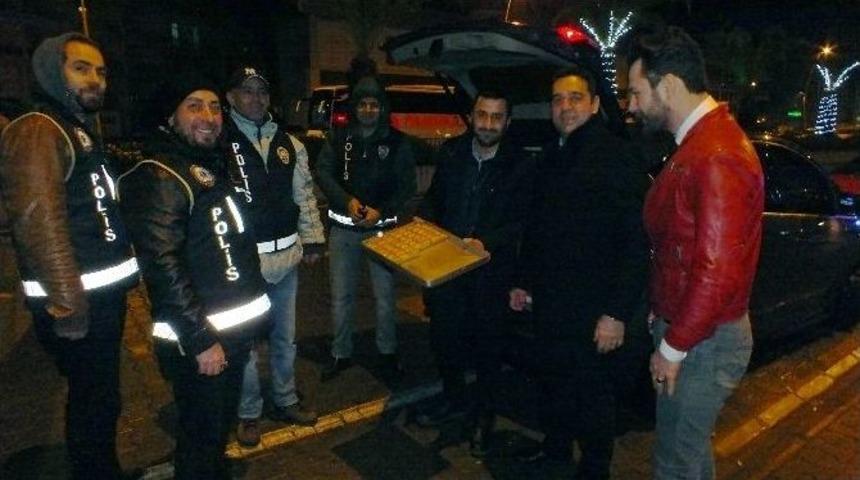 Denetim Yapan Polise Vatandaştan Tatlı Ve &Ccedil;ay İkramı