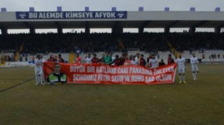 Futbolcular İzmir Kahramanı Sekin&rsquo;i Unutmadı