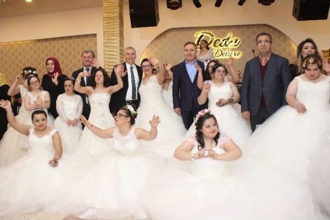 Denizli&rsquo;de &rsquo;aramızda Artı Bir Kromozomun Lafı Olmaz&rsquo; Defilesi