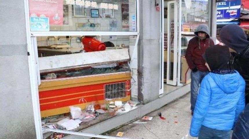 Geri Manevra Yaparken Kasap D&uuml;kkanına Girdi